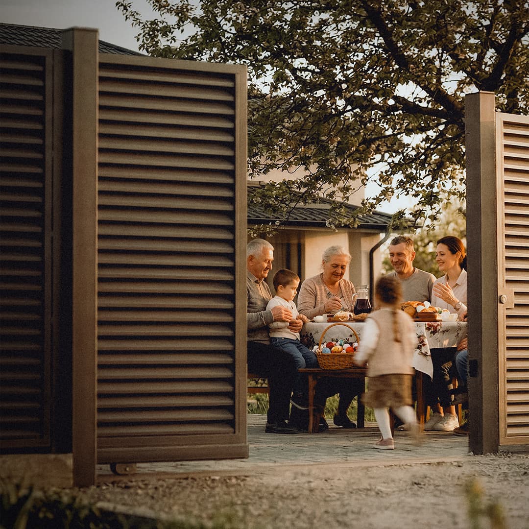 Dincolo de gard e acasă — Familie la masa de Paște, garduri Imperlux